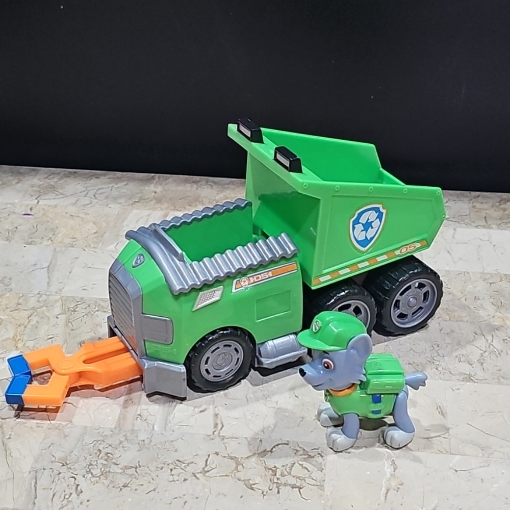 Green Recycling Truck‎ with Elephant Figure